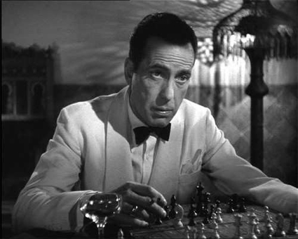 Humphrey Bogart beim Schachspielen